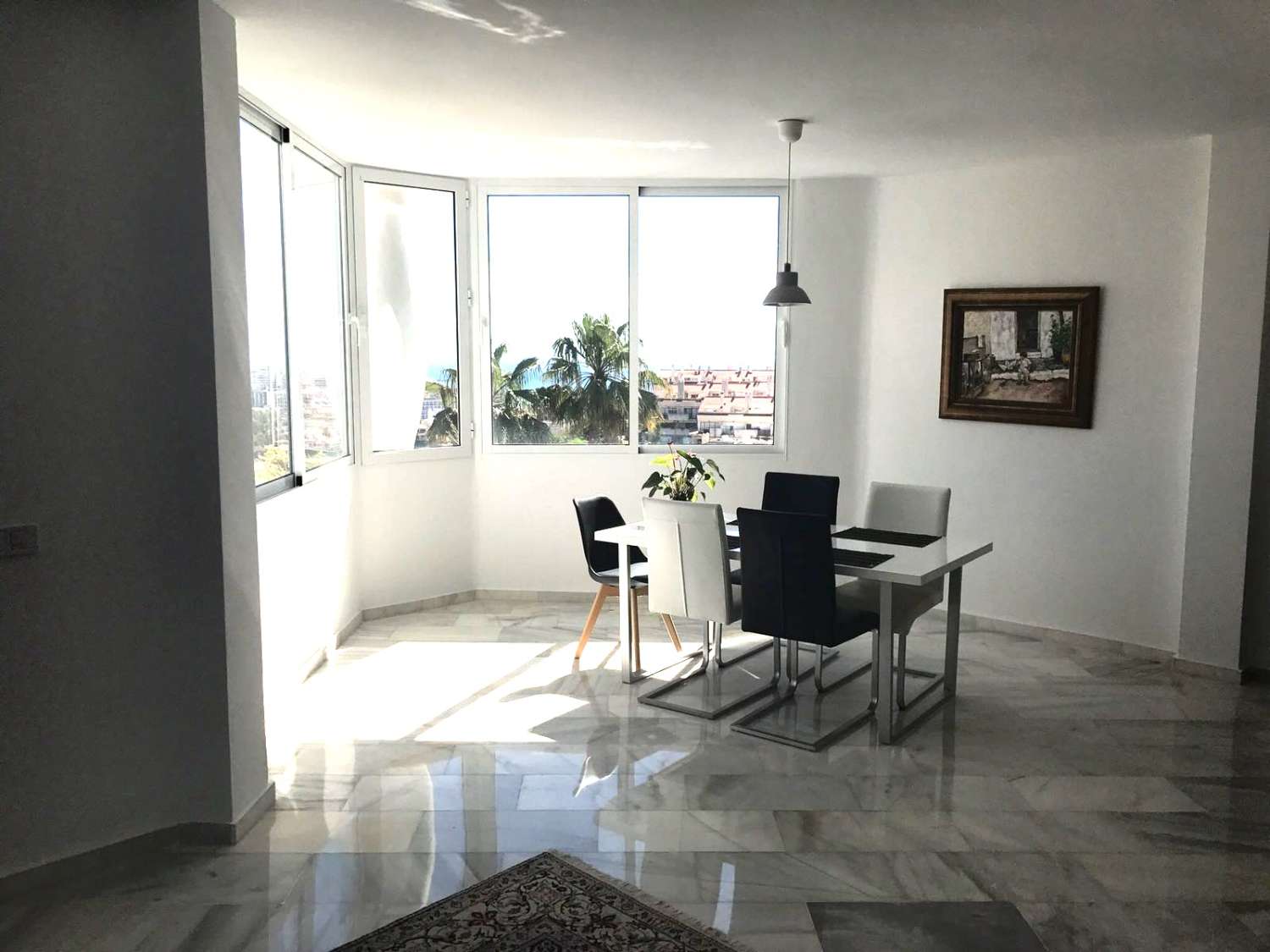 PRÄCHTIGE DOPPELHAUSHÄLFTE MIT MEER- UND BERGBLICK ZUM VERKAUF IN BENALMADENA