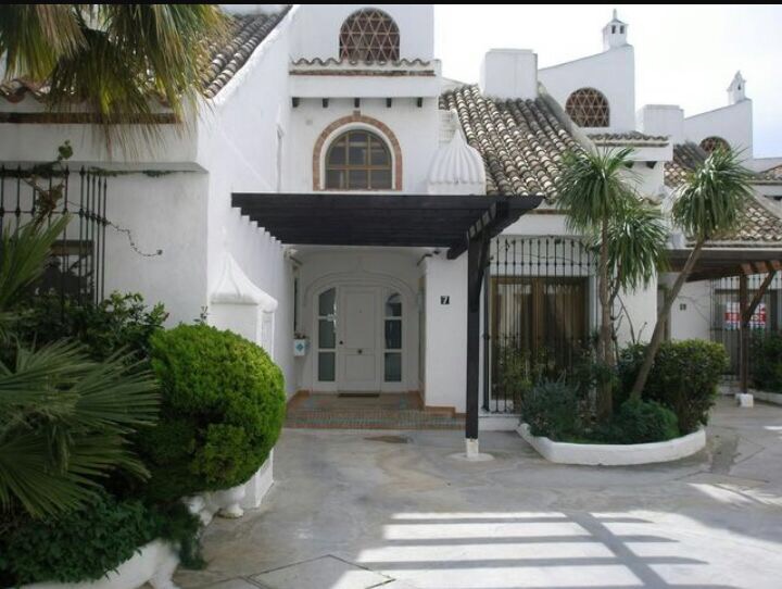 PRÄCHTIGE DOPPELHAUSHÄLFTE MIT MEER- UND BERGBLICK ZUM VERKAUF IN BENALMADENA