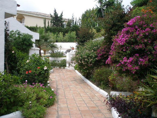 PRÄCHTIGE DOPPELHAUSHÄLFTE MIT MEER- UND BERGBLICK ZUM VERKAUF IN BENALMADENA