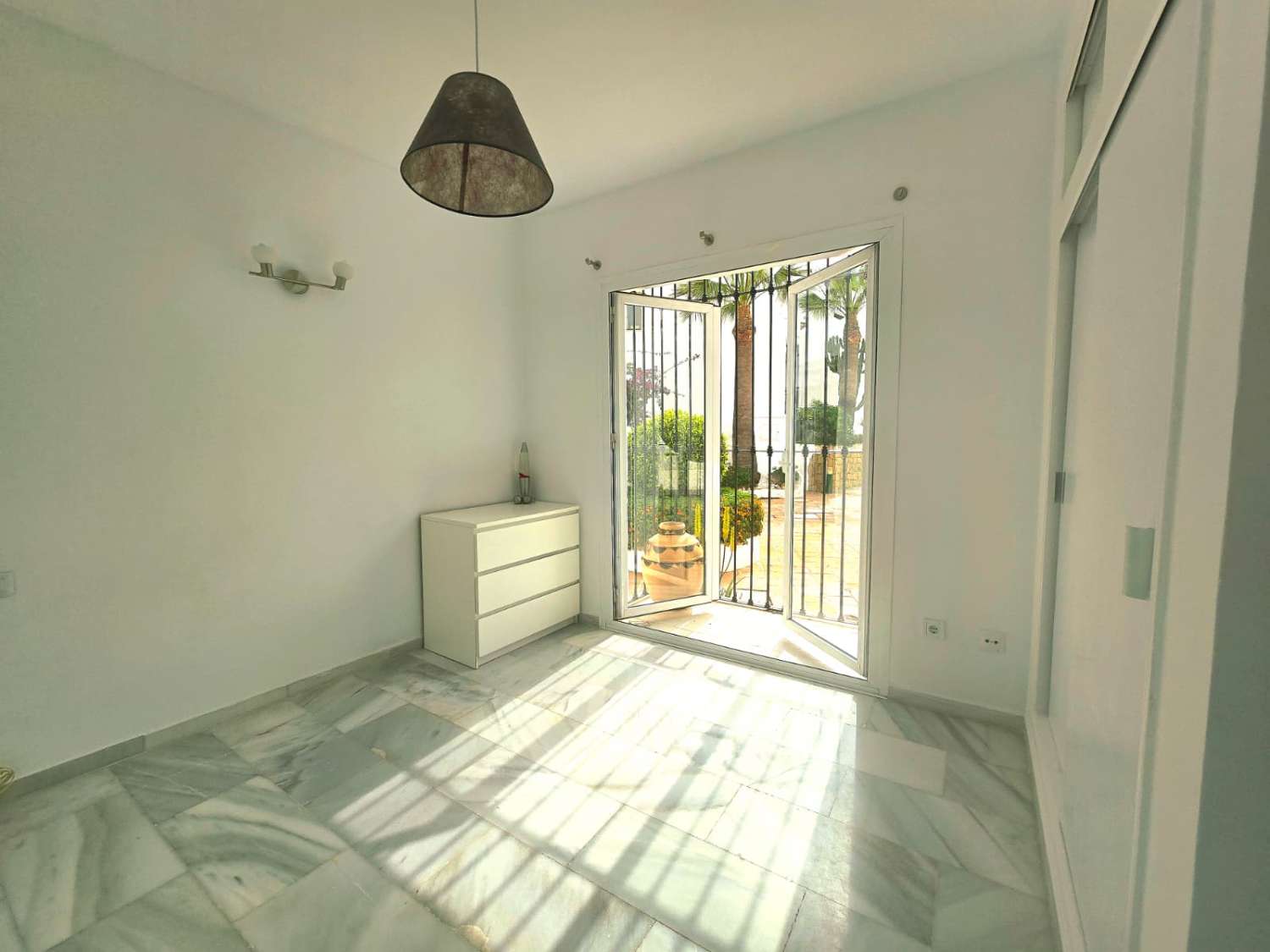 PRÄCHTIGE DOPPELHAUSHÄLFTE MIT MEER- UND BERGBLICK ZUM VERKAUF IN BENALMADENA