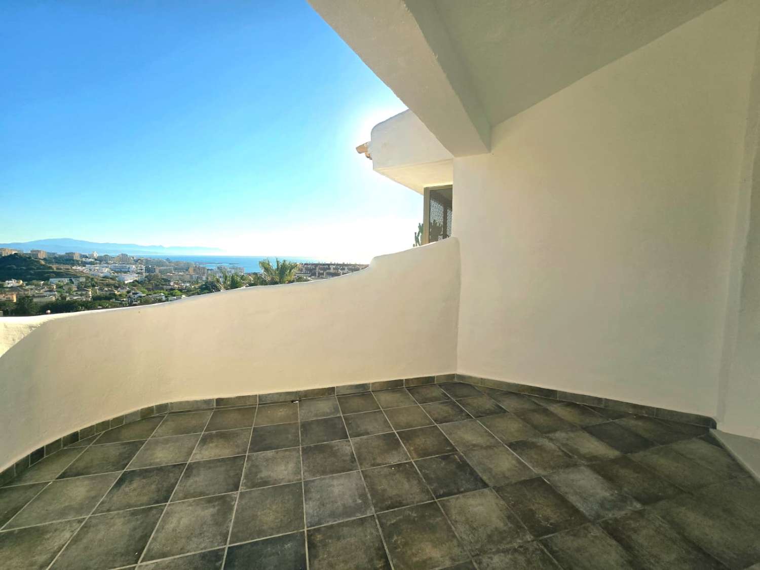 PRÄCHTIGE DOPPELHAUSHÄLFTE MIT MEER- UND BERGBLICK ZUM VERKAUF IN BENALMADENA