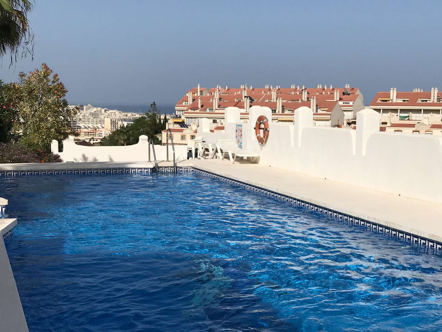 PRÄCHTIGE DOPPELHAUSHÄLFTE MIT MEER- UND BERGBLICK ZUM VERKAUF IN BENALMADENA
