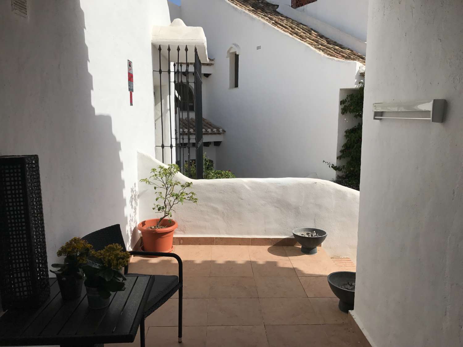PRÄCHTIGE DOPPELHAUSHÄLFTE MIT MEER- UND BERGBLICK ZUM VERKAUF IN BENALMADENA