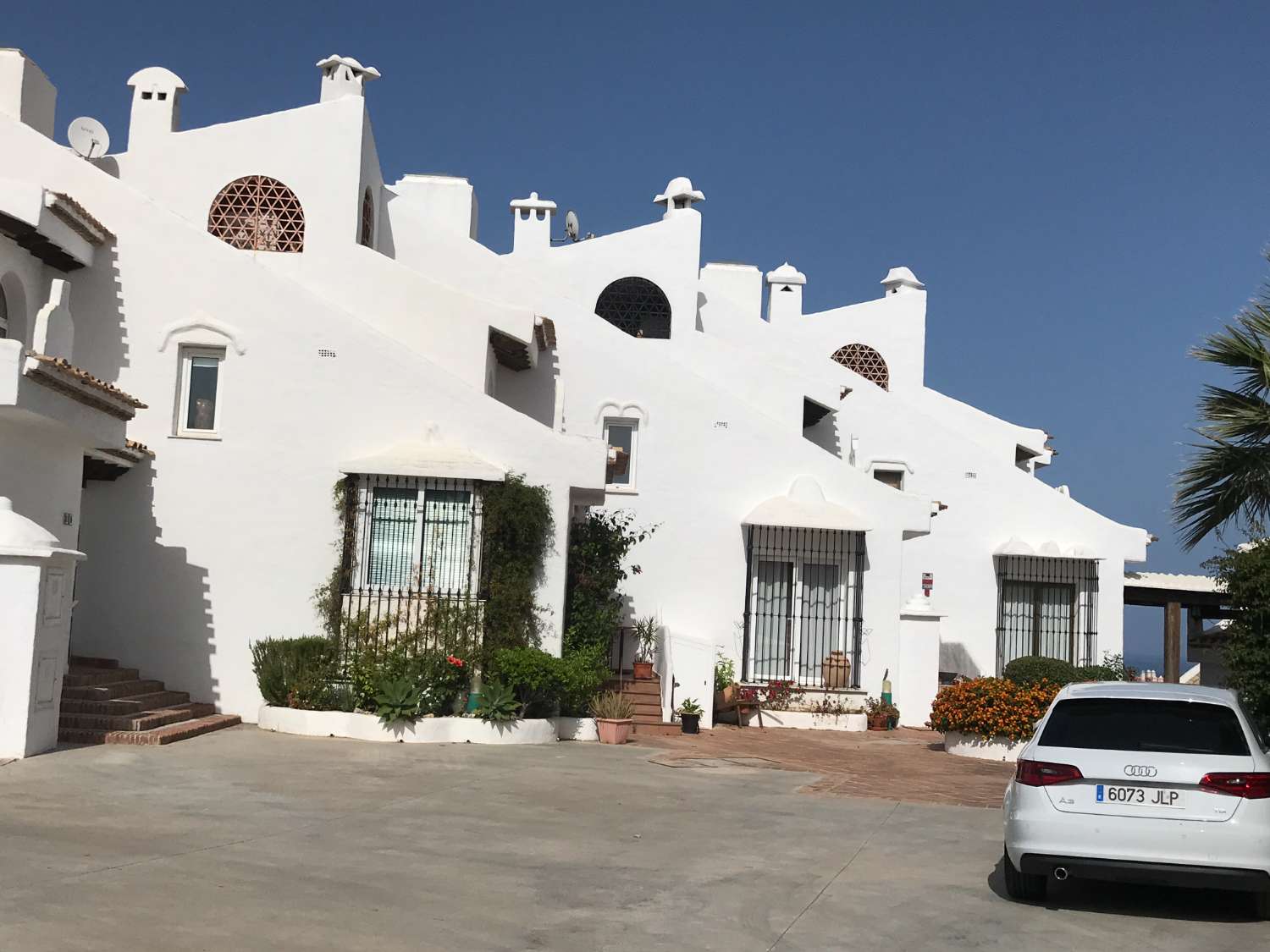 PRÄCHTIGE DOPPELHAUSHÄLFTE MIT MEER- UND BERGBLICK ZUM VERKAUF IN BENALMADENA