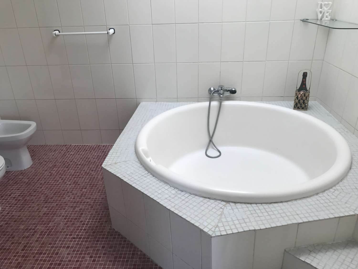 PRÄCHTIGE DOPPELHAUSHÄLFTE MIT MEER- UND BERGBLICK ZUM VERKAUF IN BENALMADENA