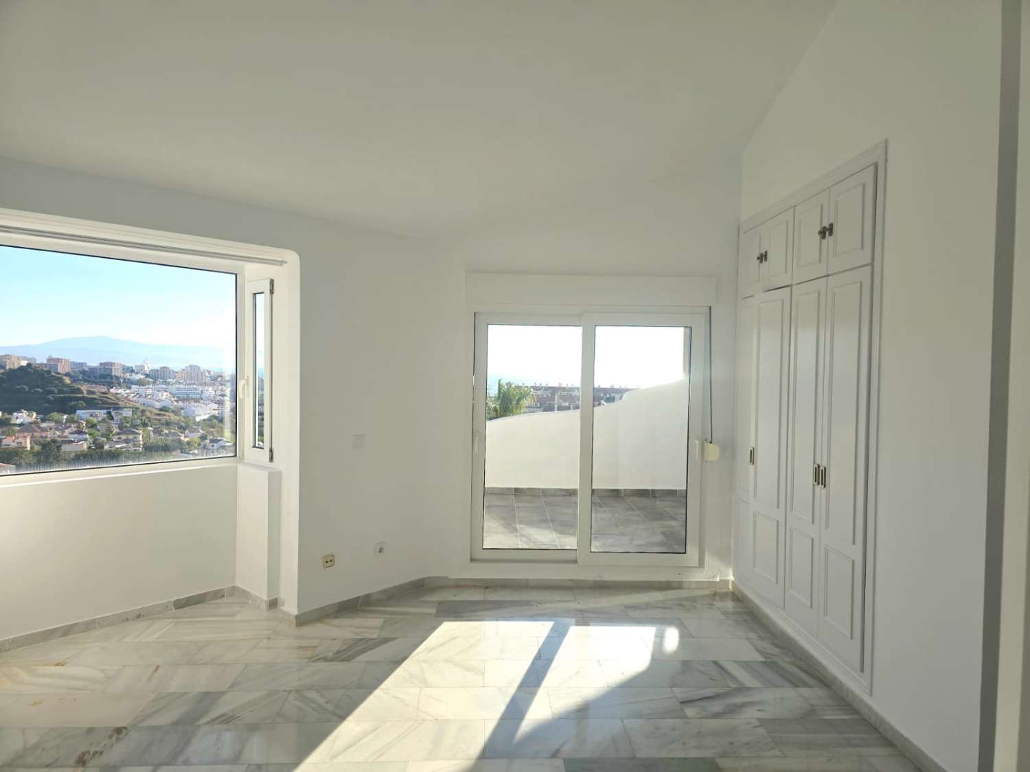 PRÄCHTIGE DOPPELHAUSHÄLFTE MIT MEER- UND BERGBLICK ZUM VERKAUF IN BENALMADENA