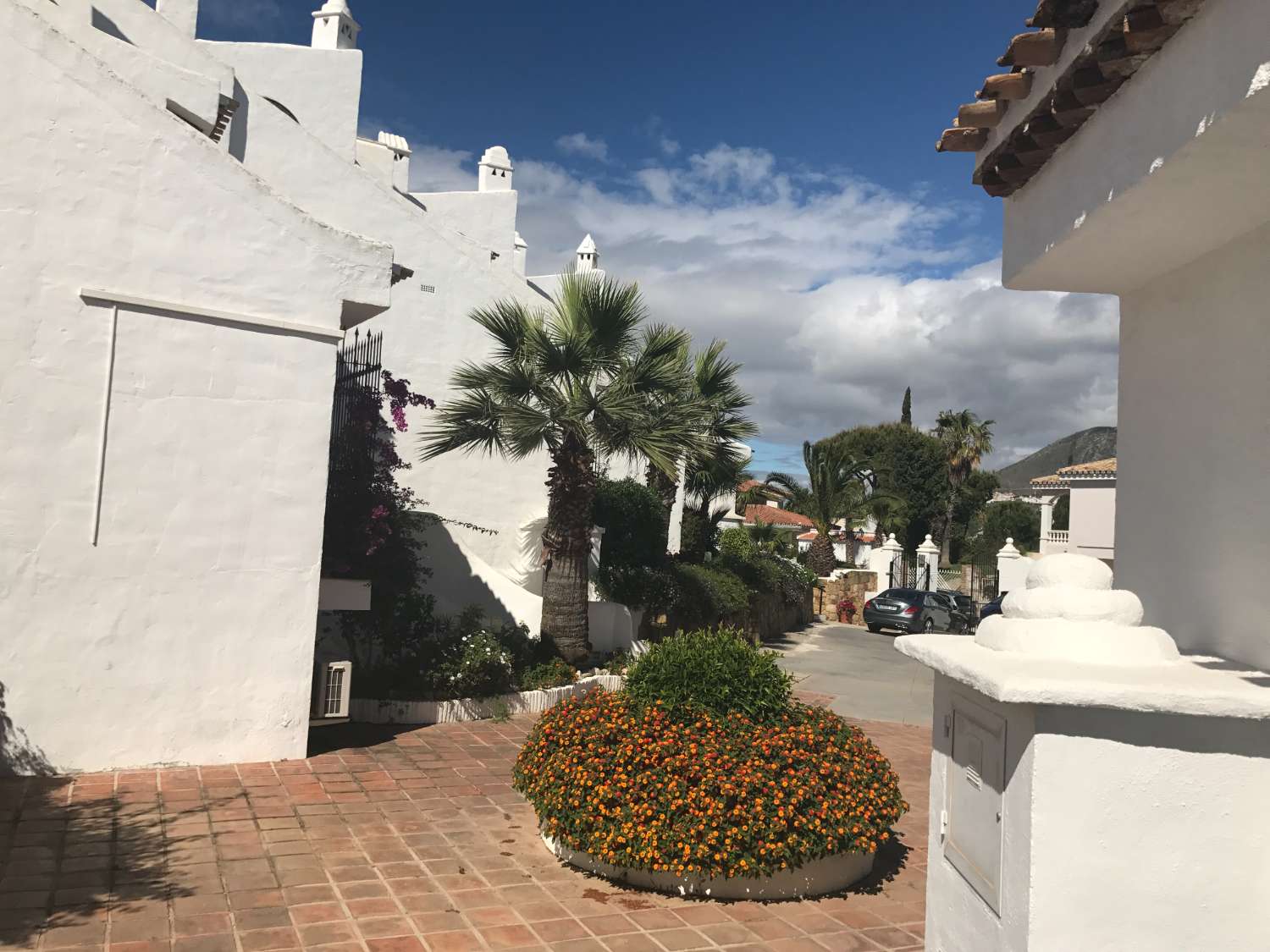 PRÄCHTIGE DOPPELHAUSHÄLFTE MIT MEER- UND BERGBLICK ZUM VERKAUF IN BENALMADENA