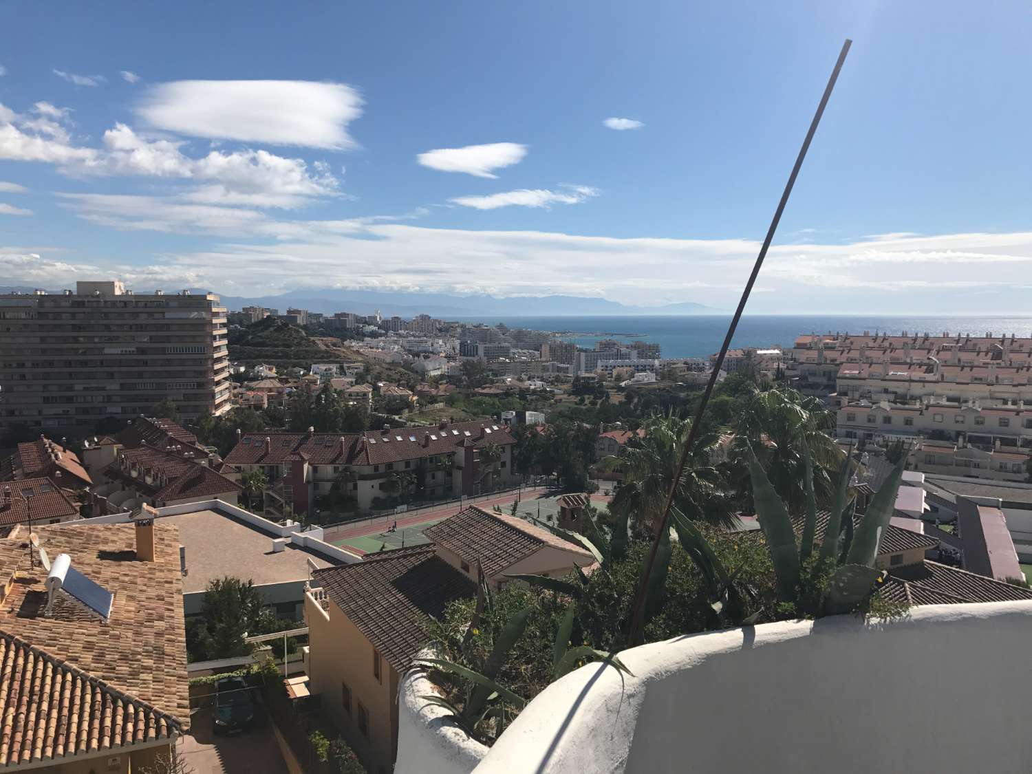 PRÄCHTIGE DOPPELHAUSHÄLFTE MIT MEER- UND BERGBLICK ZUM VERKAUF IN BENALMADENA