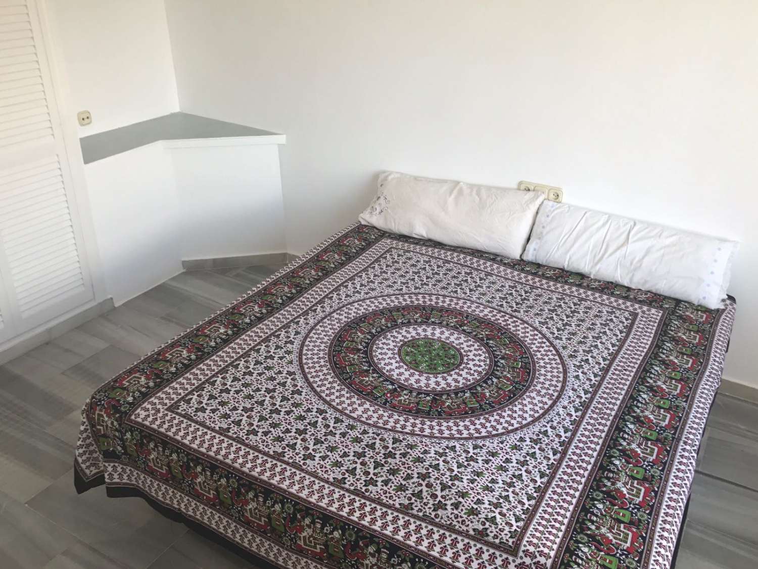 PRÄCHTIGE DOPPELHAUSHÄLFTE MIT MEER- UND BERGBLICK ZUM VERKAUF IN BENALMADENA