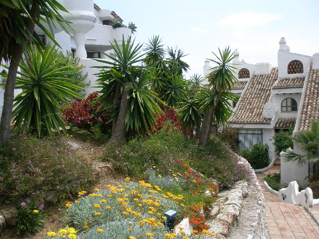 PRÄCHTIGE DOPPELHAUSHÄLFTE MIT MEER- UND BERGBLICK ZUM VERKAUF IN BENALMADENA
