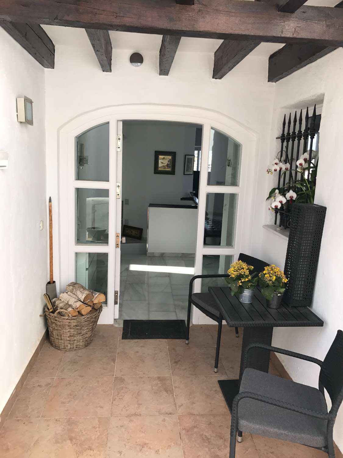 PRÄCHTIGE DOPPELHAUSHÄLFTE MIT MEER- UND BERGBLICK ZUM VERKAUF IN BENALMADENA