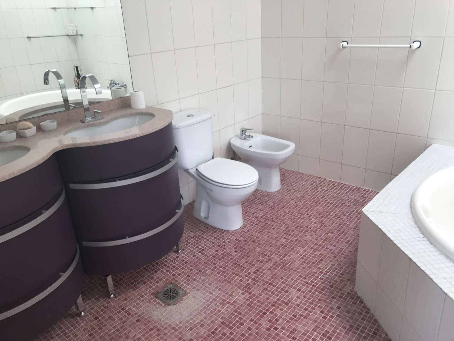 PRÄCHTIGE DOPPELHAUSHÄLFTE MIT MEER- UND BERGBLICK ZUM VERKAUF IN BENALMADENA