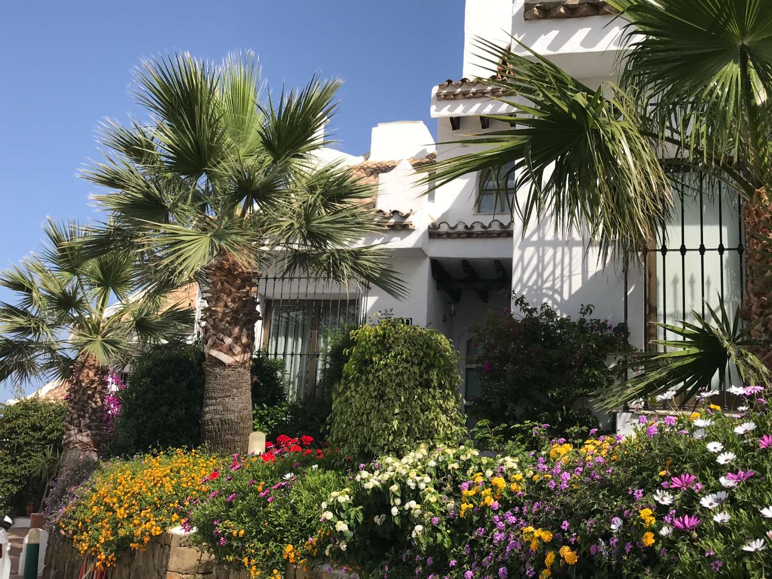 PRÄCHTIGE DOPPELHAUSHÄLFTE MIT MEER- UND BERGBLICK ZUM VERKAUF IN BENALMADENA