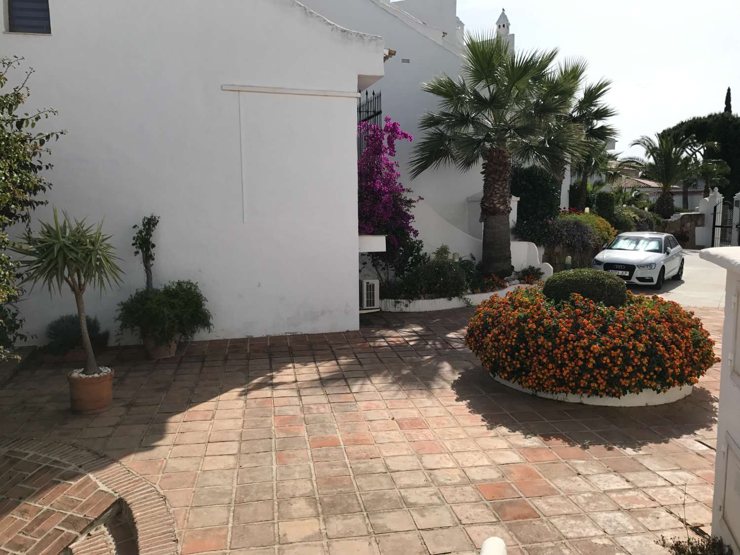 PRÄCHTIGE DOPPELHAUSHÄLFTE MIT MEER- UND BERGBLICK ZUM VERKAUF IN BENALMADENA