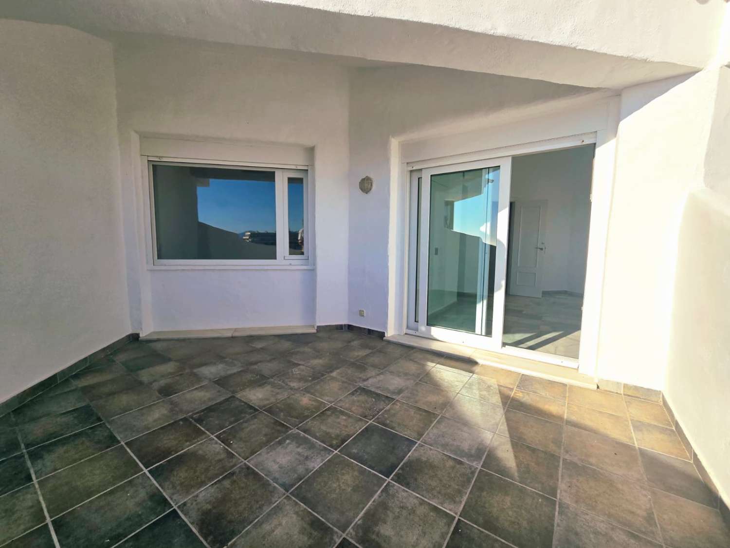 PRÄCHTIGE DOPPELHAUSHÄLFTE MIT MEER- UND BERGBLICK ZUM VERKAUF IN BENALMADENA