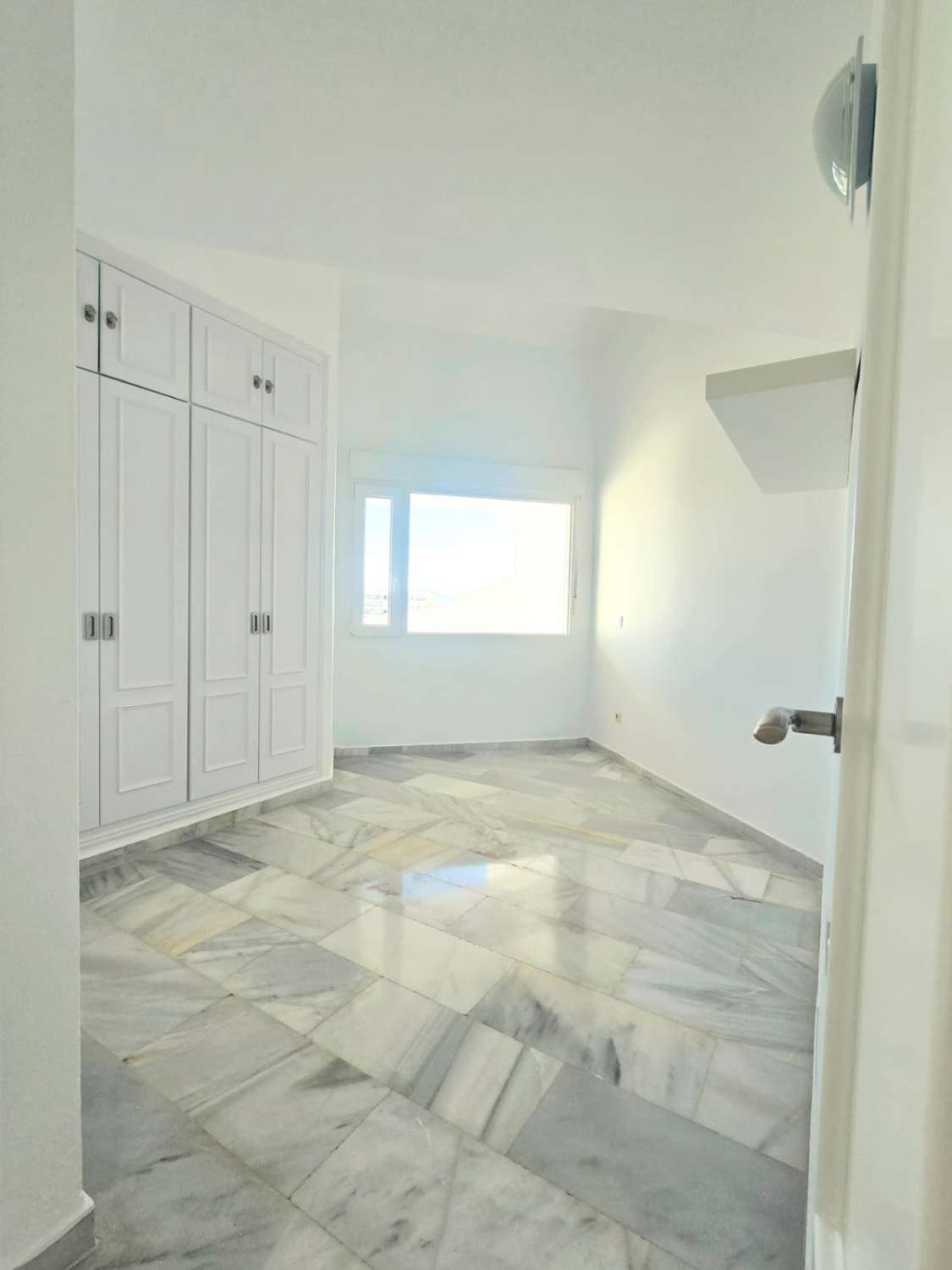 PRÄCHTIGE DOPPELHAUSHÄLFTE MIT MEER- UND BERGBLICK ZUM VERKAUF IN BENALMADENA