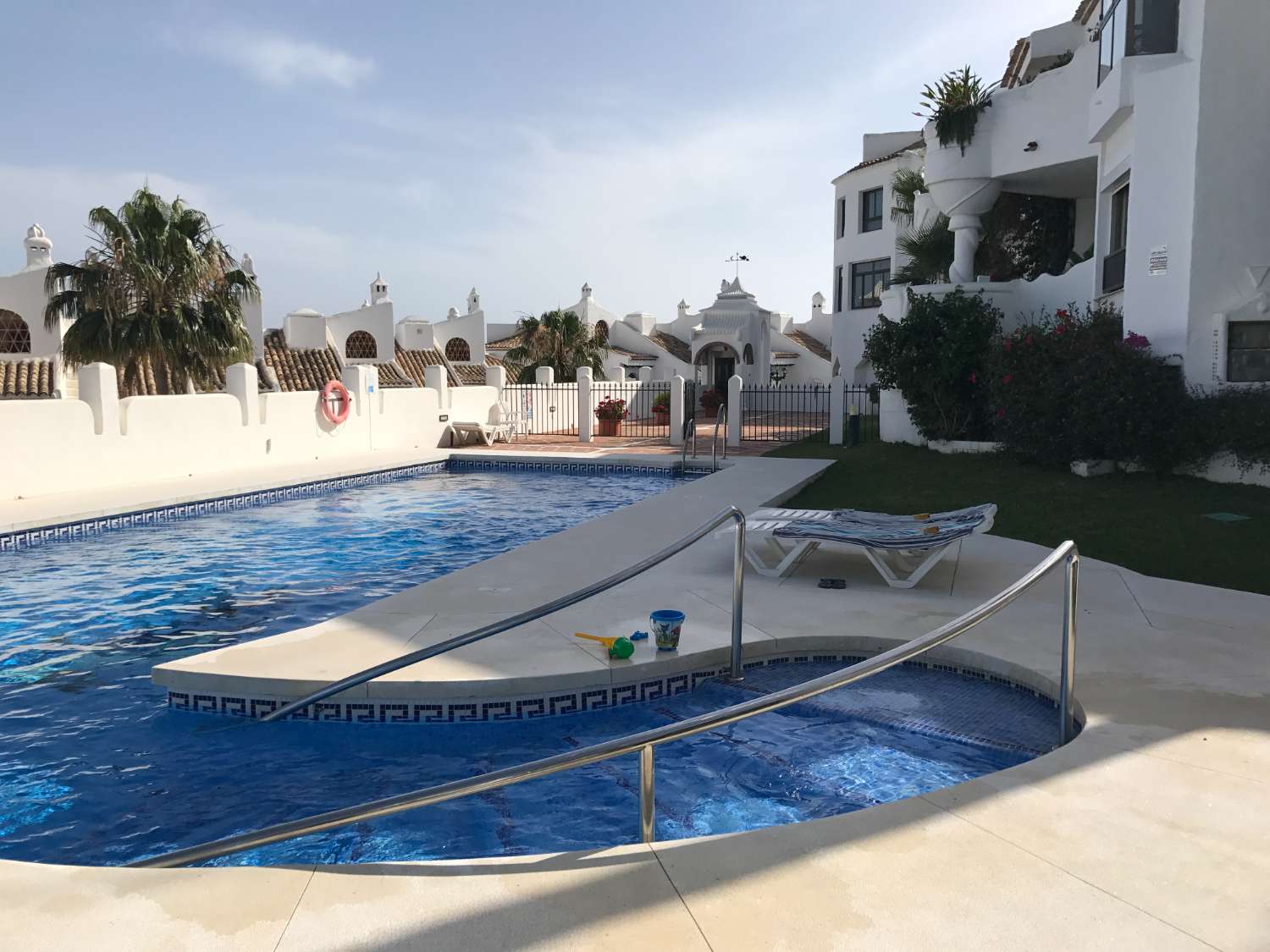 PRÄCHTIGE DOPPELHAUSHÄLFTE MIT MEER- UND BERGBLICK ZUM VERKAUF IN BENALMADENA