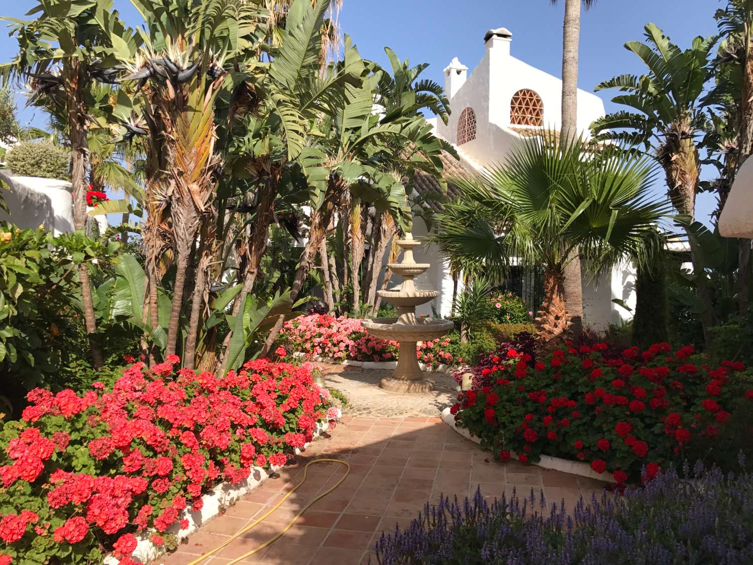 PRÄCHTIGE DOPPELHAUSHÄLFTE MIT MEER- UND BERGBLICK ZUM VERKAUF IN BENALMADENA