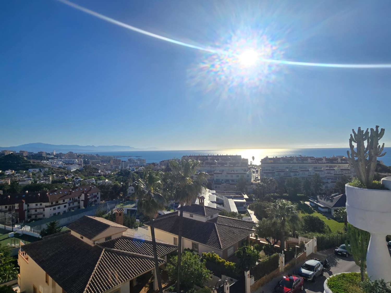 PRÄCHTIGE DOPPELHAUSHÄLFTE MIT MEER- UND BERGBLICK ZUM VERKAUF IN BENALMADENA