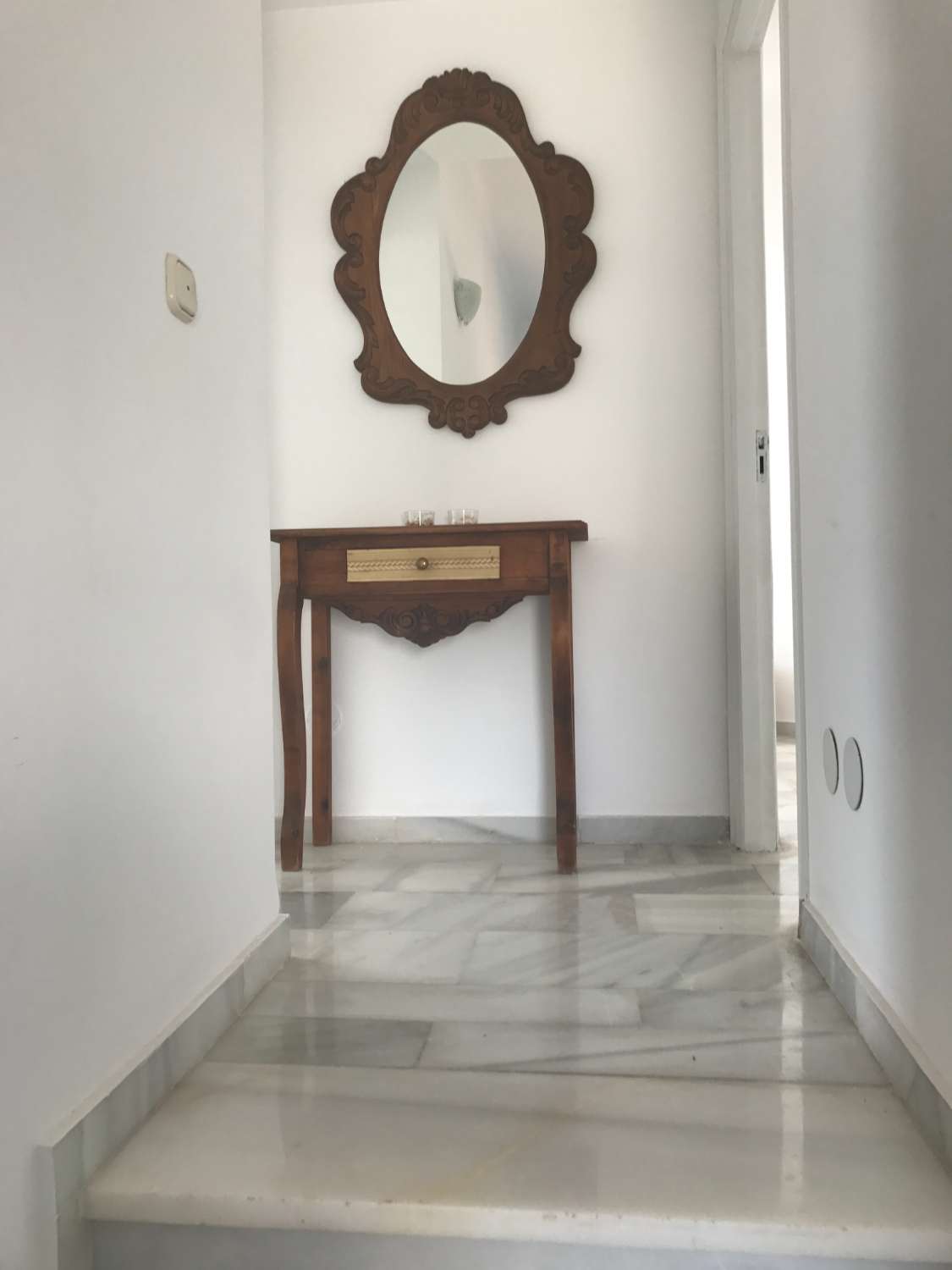 PRÄCHTIGE DOPPELHAUSHÄLFTE MIT MEER- UND BERGBLICK ZUM VERKAUF IN BENALMADENA