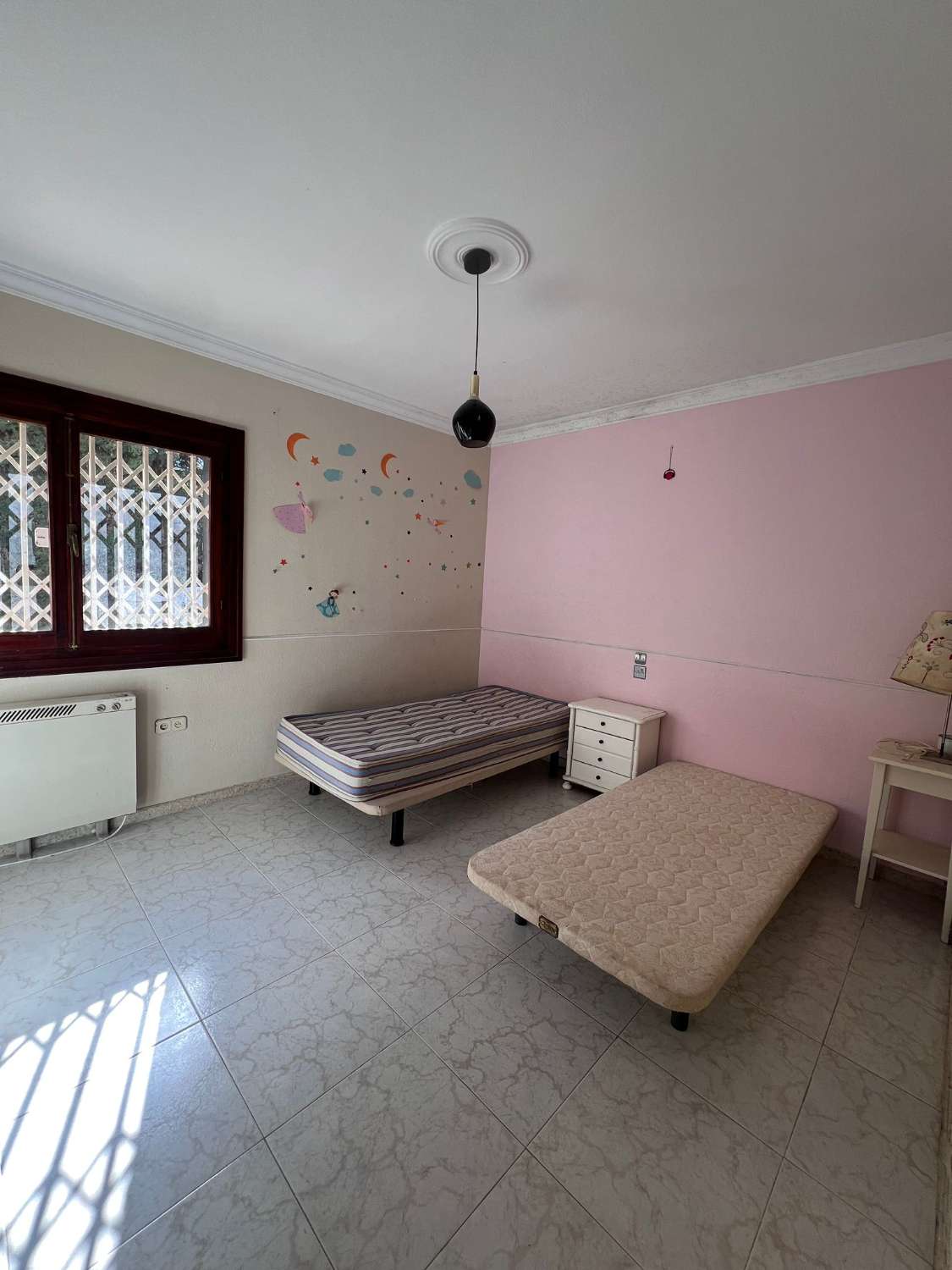 SE ALQUILA POR LARGA TEMPORADA VILLA CERCA DE PLAZA SOLYMAR (BENALMADENA)