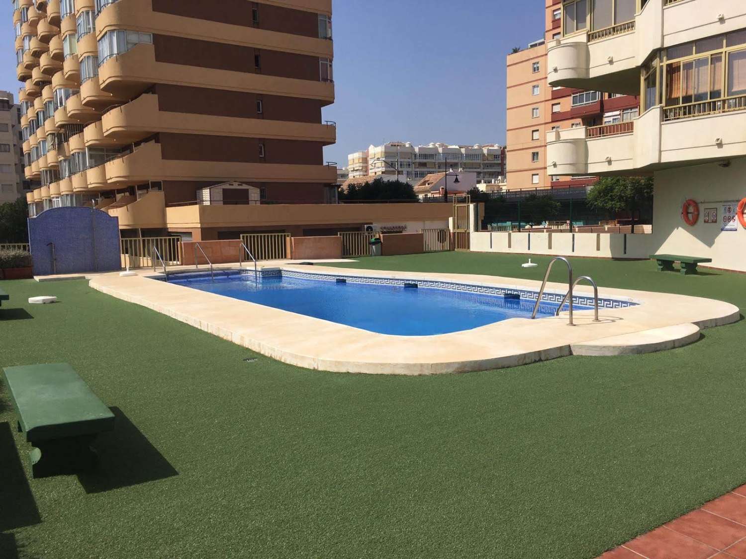 HALV SÆSON. TIL LEJE FRA 1.4.27-30.6.27 DEJLIG LEJLIGHED MED HAVUDSIGT I LOS BOLICHES (FUENGIROLA)