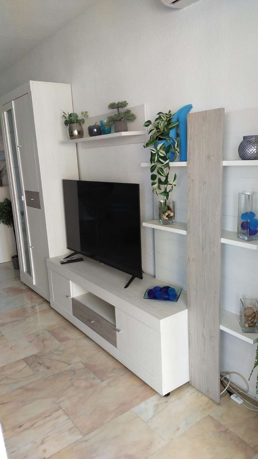 HALV SÆSON. TIL LEJE FRA 1.4.27-30.6.27 DEJLIG LEJLIGHED MED HAVUDSIGT I LOS BOLICHES (FUENGIROLA)