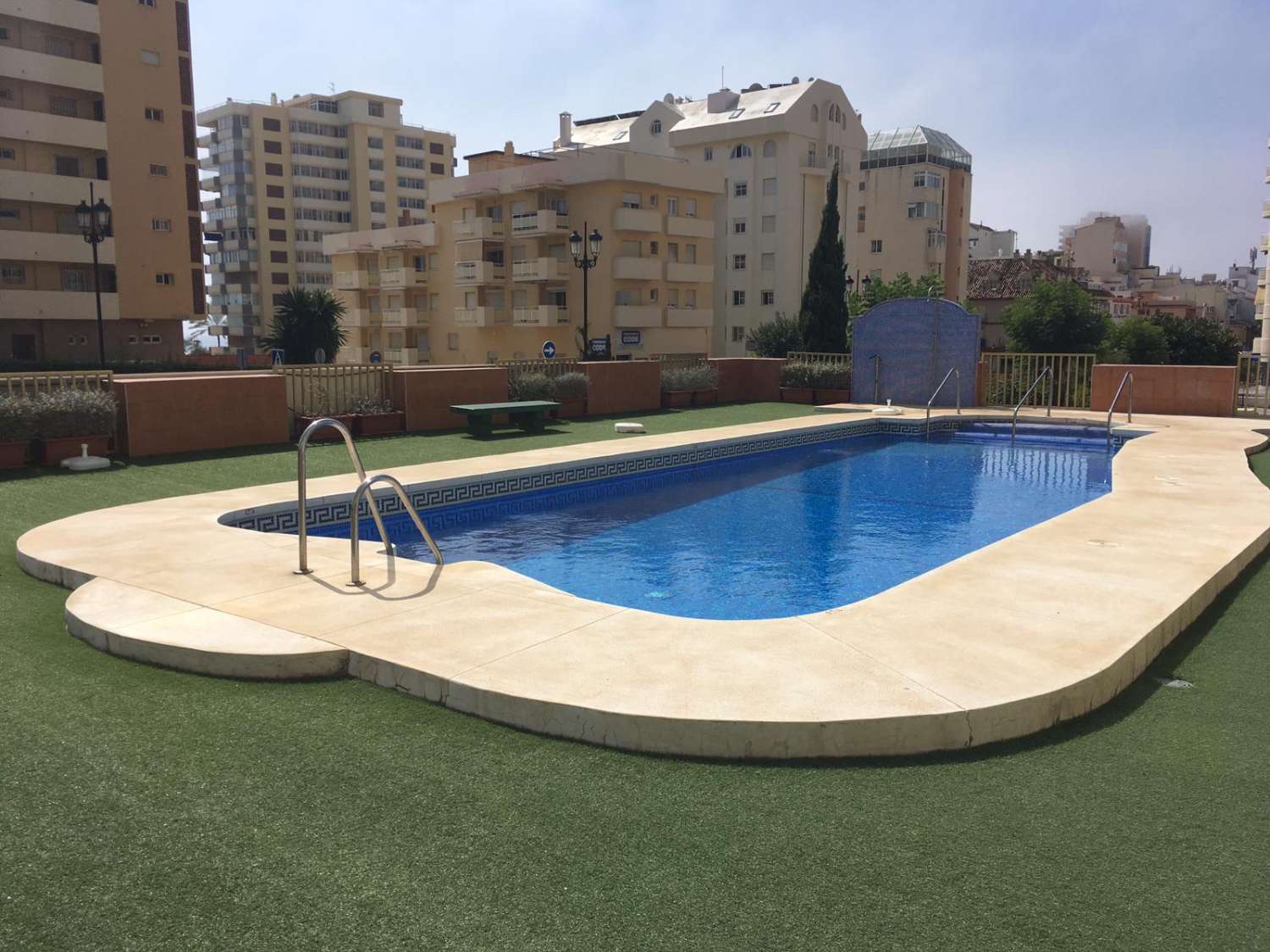 HALV SÆSON. TIL LEJE FRA 1.4.27-30.6.27 DEJLIG LEJLIGHED MED HAVUDSIGT I LOS BOLICHES (FUENGIROLA)