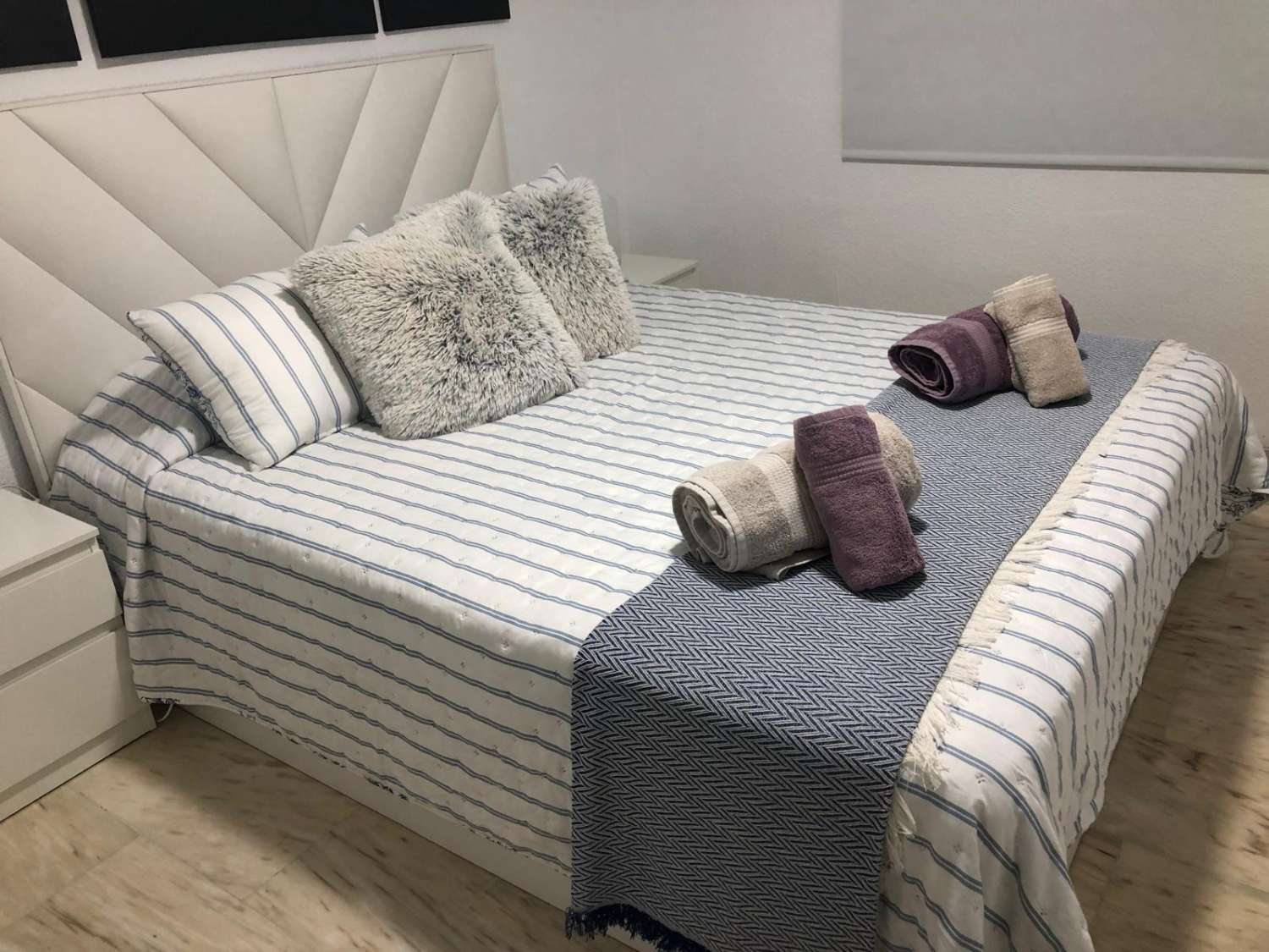 HALV SÆSON. TIL LEJE FRA 1.4.27-30.6.27 DEJLIG LEJLIGHED MED HAVUDSIGT I LOS BOLICHES (FUENGIROLA)