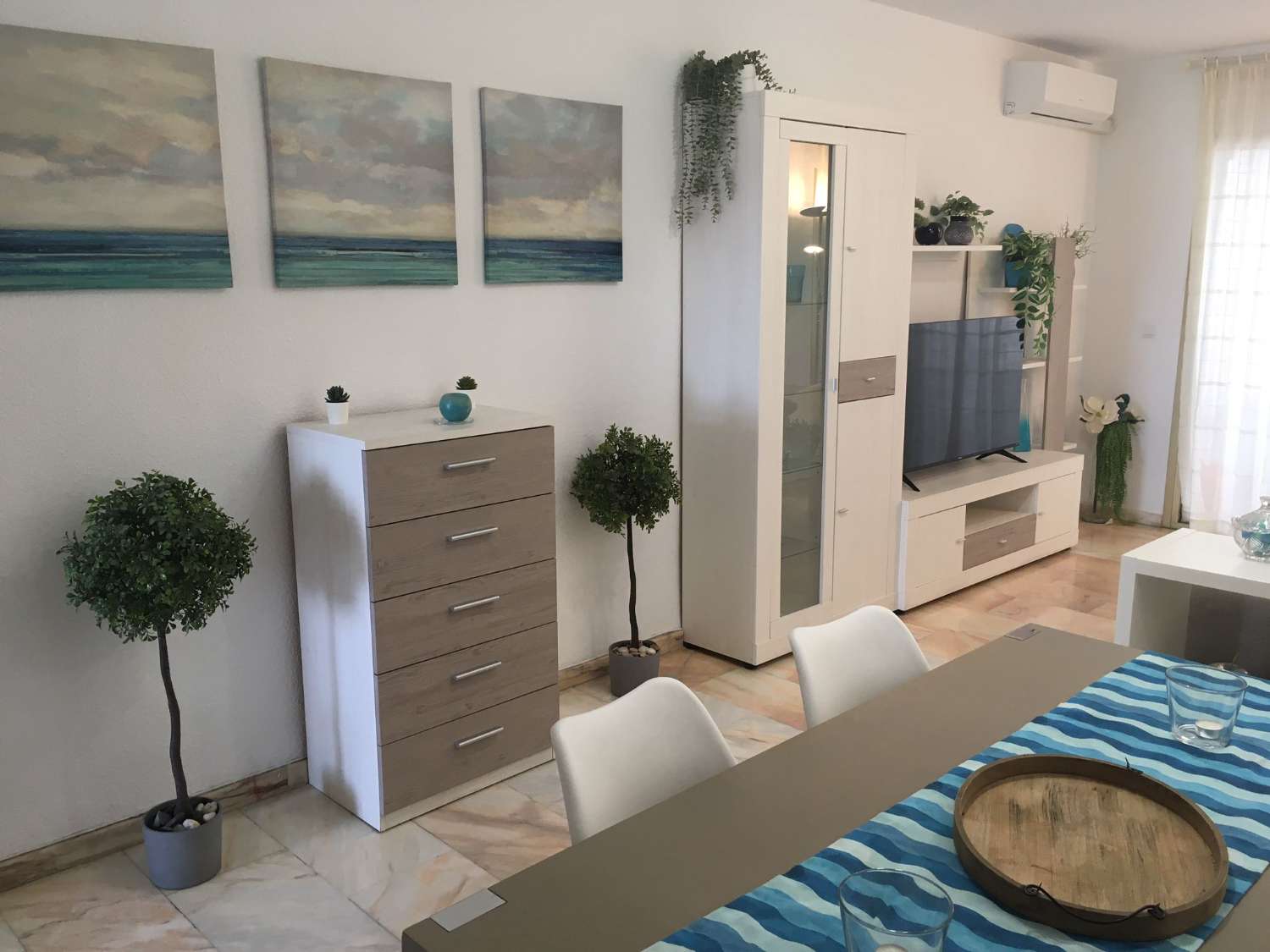 HALV SÆSON. TIL LEJE FRA 1.4.27-30.6.27 DEJLIG LEJLIGHED MED HAVUDSIGT I LOS BOLICHES (FUENGIROLA)