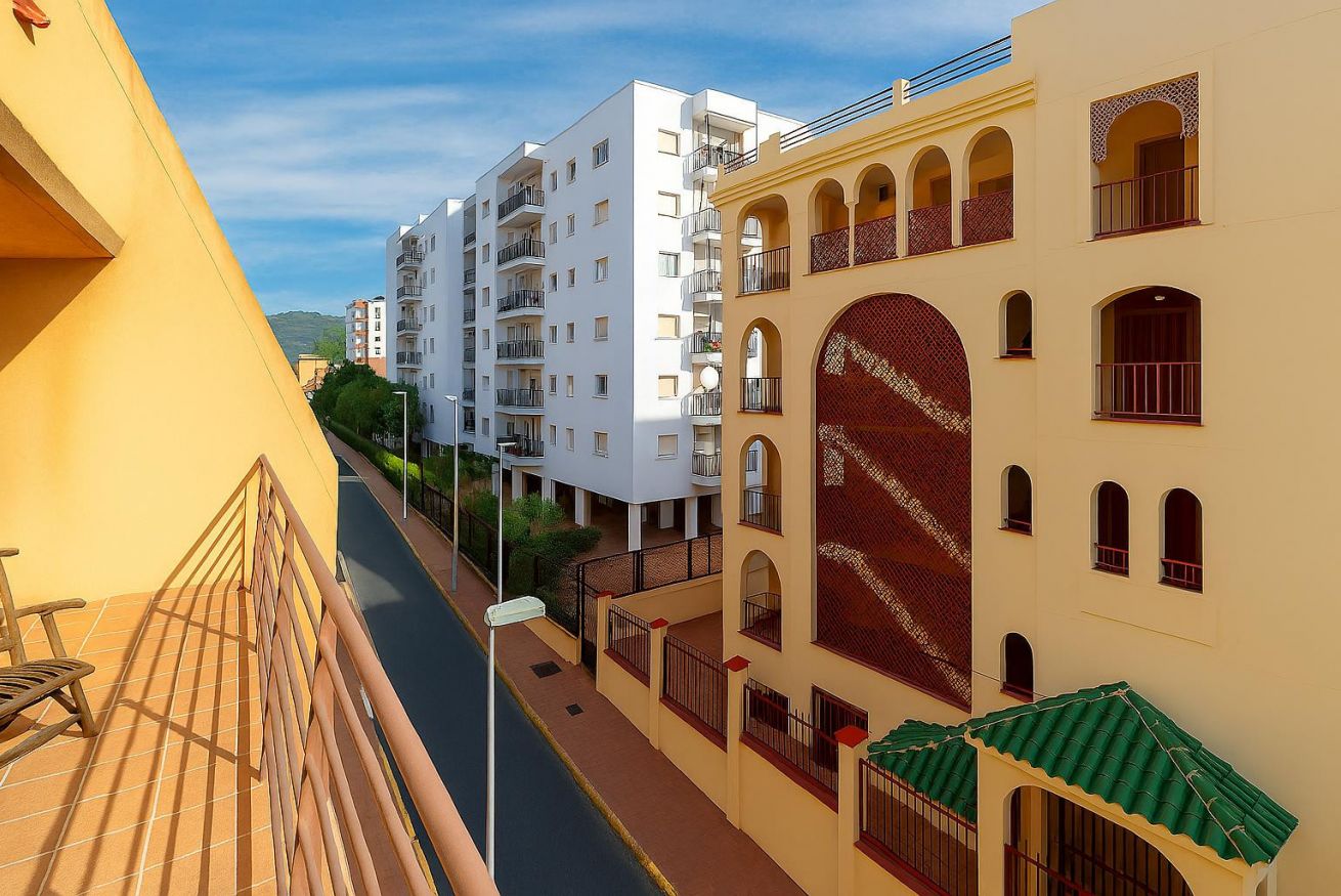 Media Temporada Se alquila desde  1.9.26-31.5.27 bonito apartamento con vistas laterales al mar en Benalmadena muy cerca de Puerto Marina