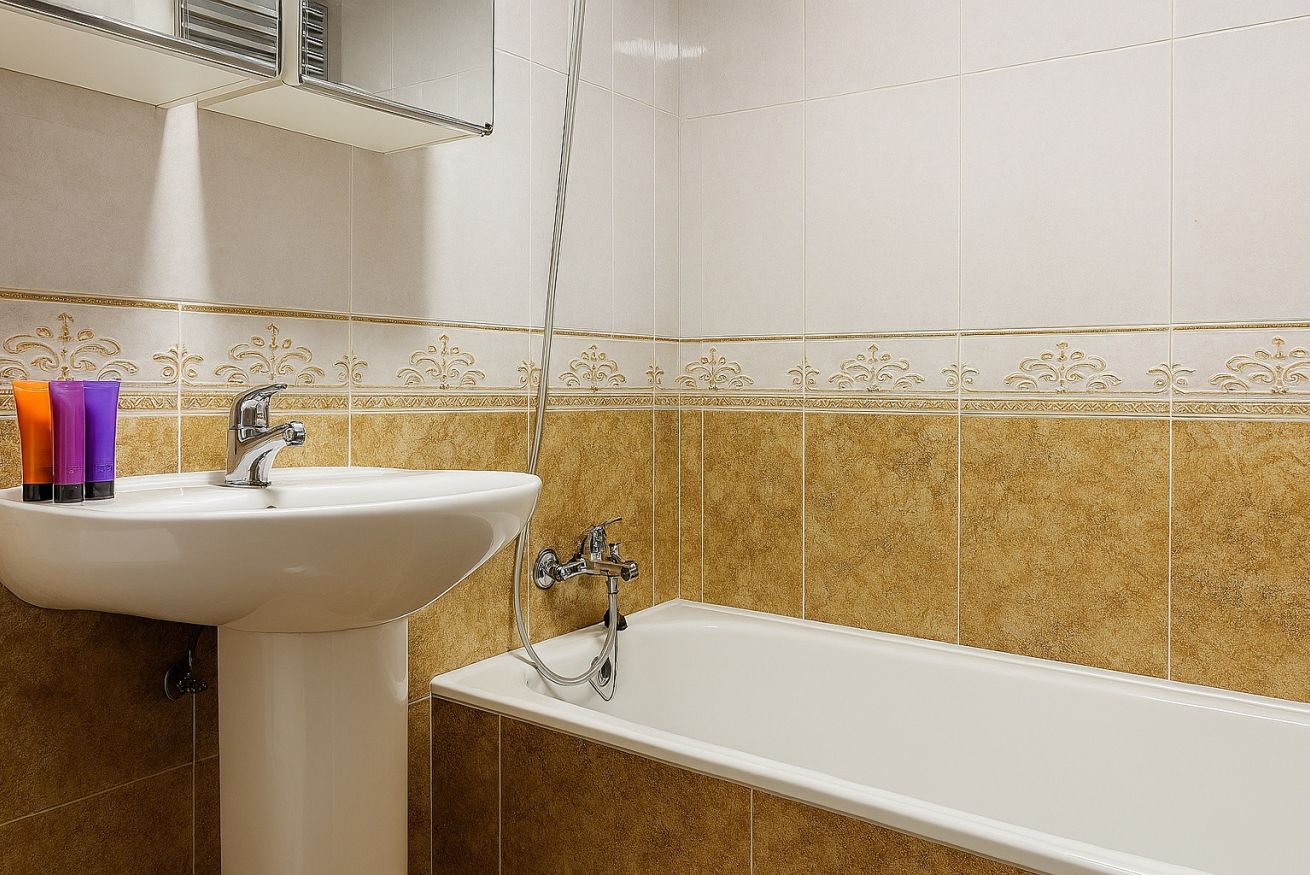 Media Temporada Se alquila desde  1.9.26-31.5.27 bonito apartamento con vistas laterales al mar en Benalmadena muy cerca de Puerto Marina