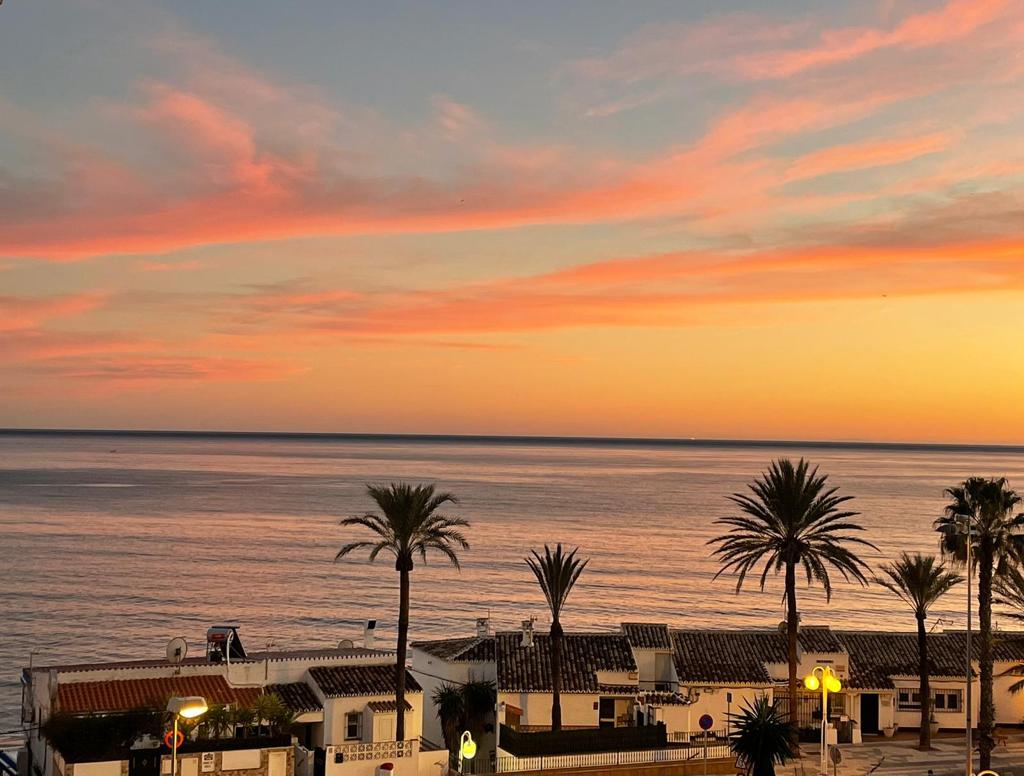 Media Temporada Se alquila  desde 10/102026 - 15/06/2027   bonito apartamento en 1ª linea de playa con vistas al mar  un paso de la playa en Benalmádena