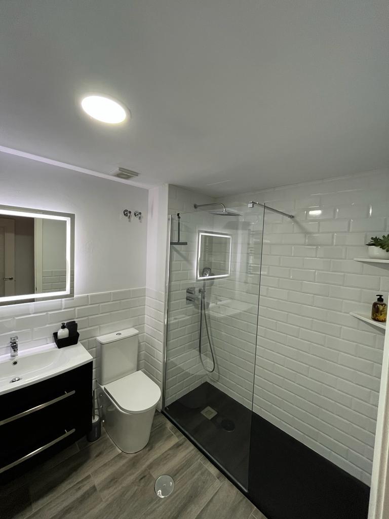 Media Temporada Se alquila  desde 10/102026 - 15/06/2027   bonito apartamento en 1ª linea de playa con vistas al mar  un paso de la playa en Benalmádena