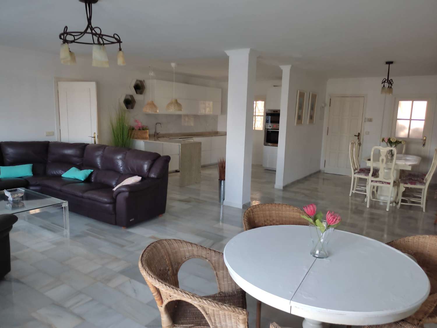 Media Temporada . Se alquila del 1.9.26-30.6.27 magnifico apartamentos con vistas al mar en Mijas Costa
