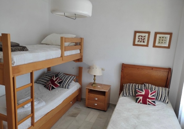 Media Temporada . Se alquila del 1.9.26-30.6.27 magnifico apartamentos con vistas al mar en Mijas Costa