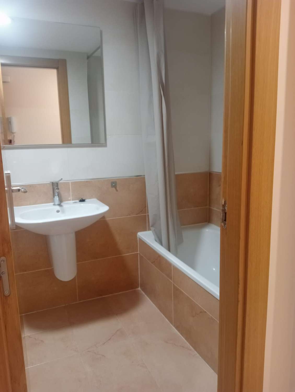 SE ALQUILA POR LARGA TEMPORADA  DESDE 18 DE MAYO DE 2026 BONITO  APARTAMENTO EN ZONA LOS PACOS (FUENGIROLA)