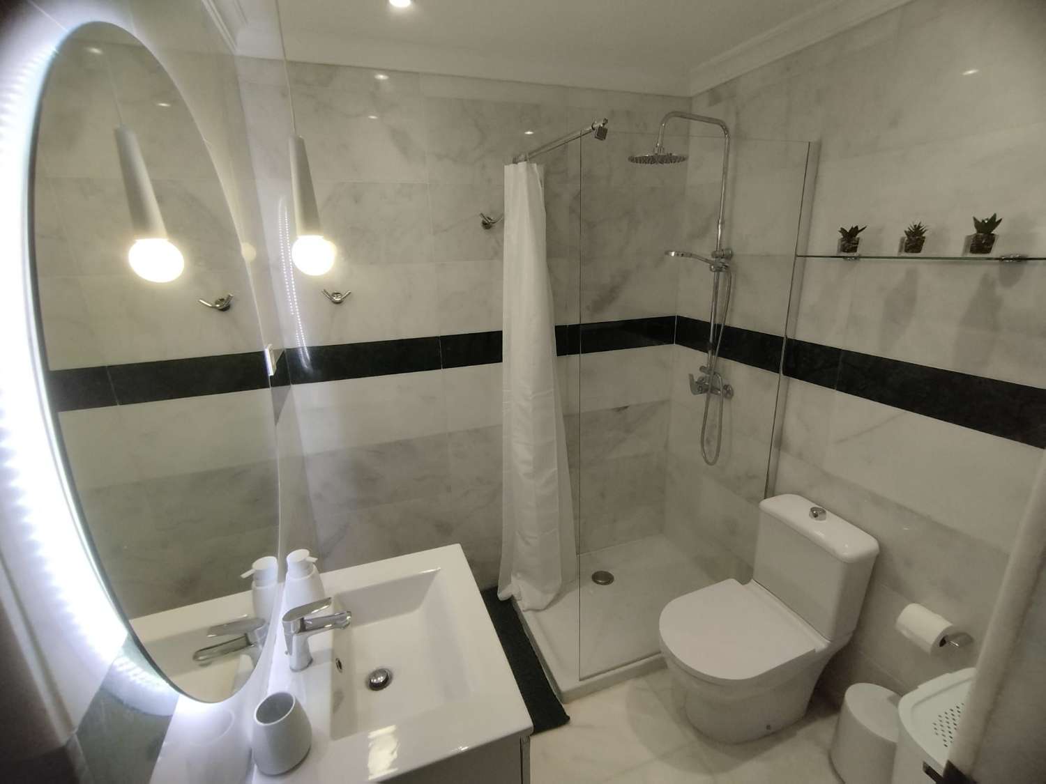 MEDIA TEMPORADA . SE ALQUILA DEL 1.8.26- 30.6.27 BONITO APARTAMENTO REFORMADO A 300 METROS DE LA PLAYA EN BENALMADENA