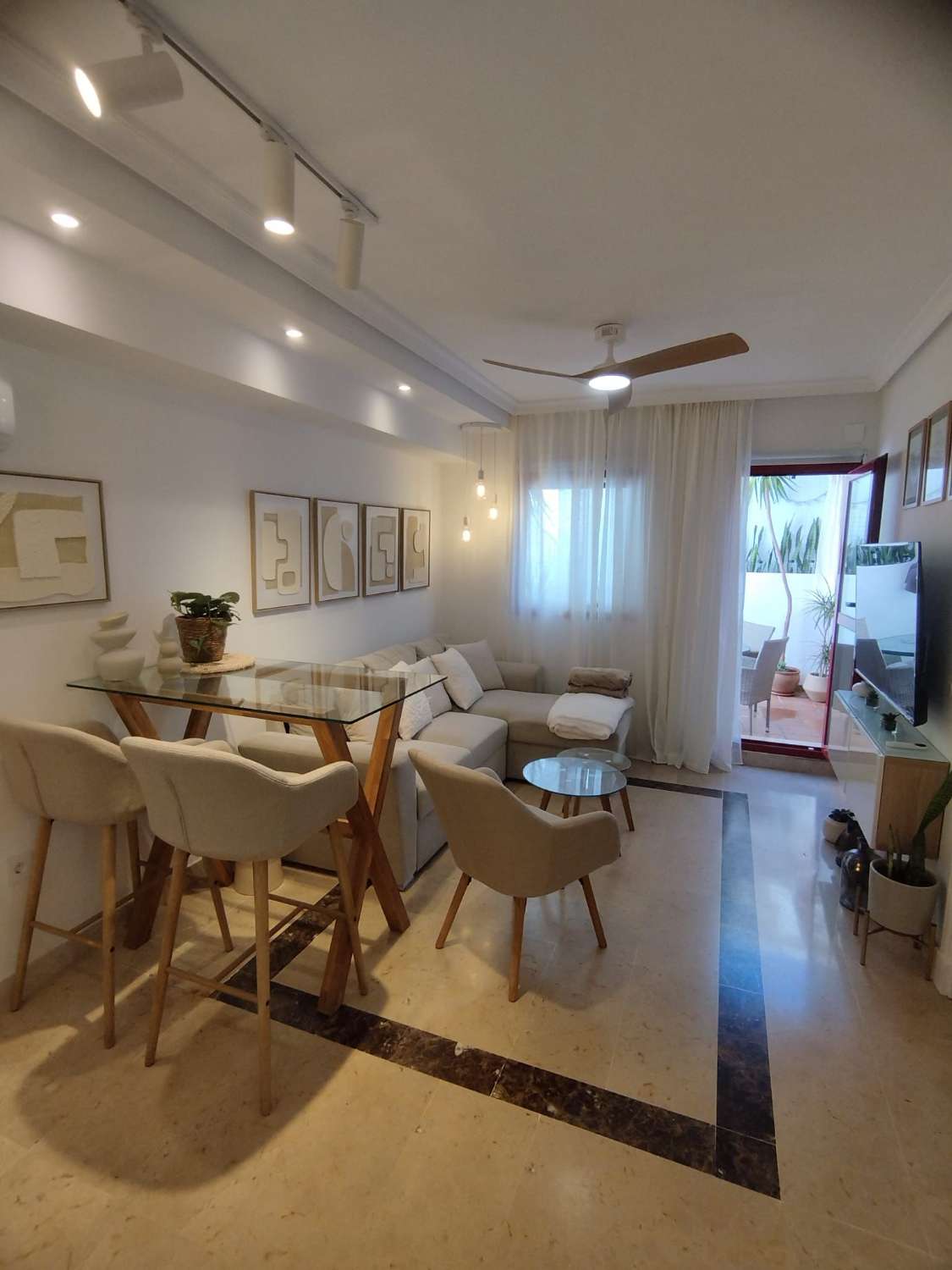 MEDIA TEMPORADA . SE ALQUILA DEL 1.8.26- 30.6.27 BONITO APARTAMENTO REFORMADO A 300 METROS DE LA PLAYA EN BENALMADENA