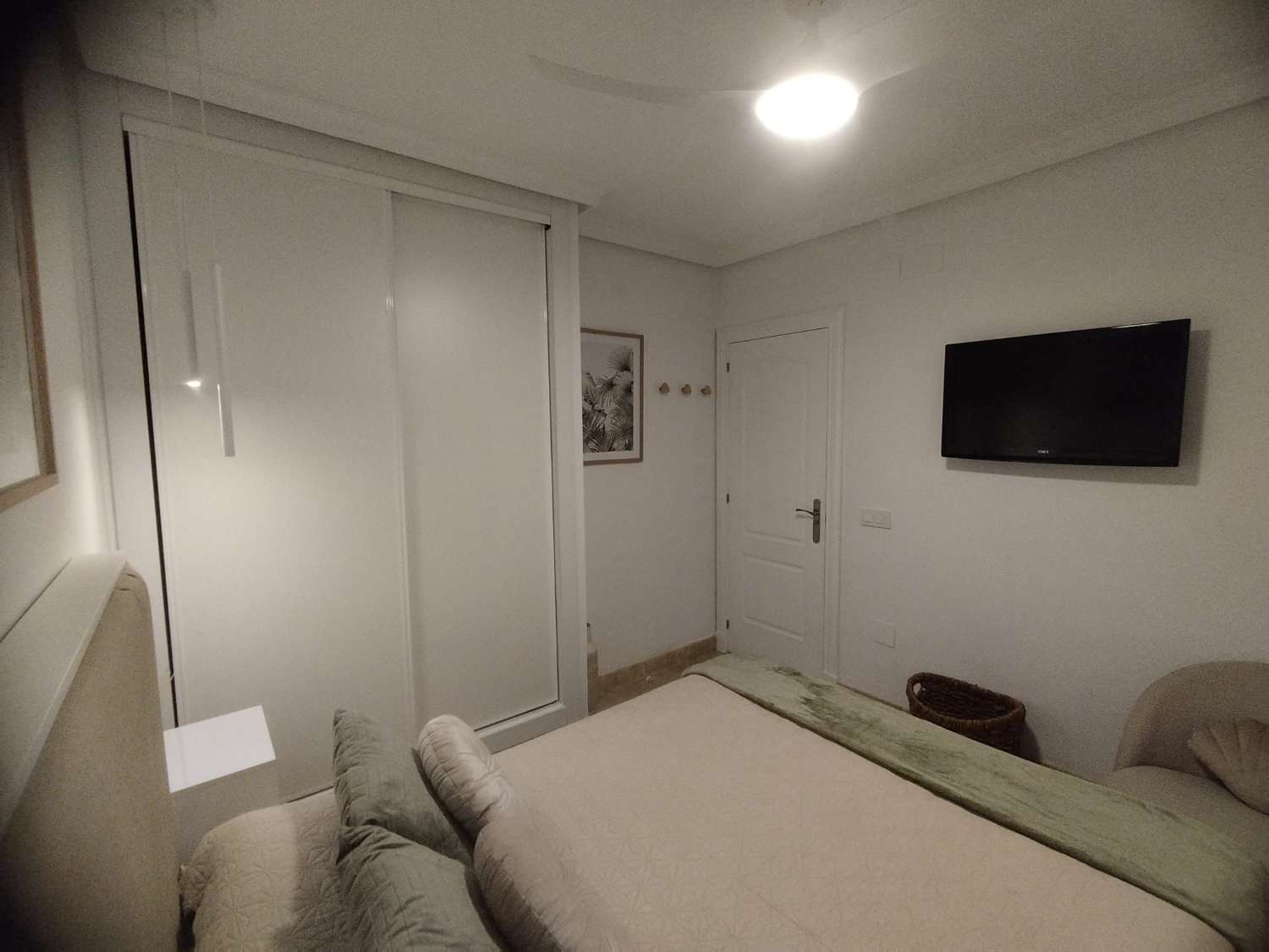 MEDIA TEMPORADA . SE ALQUILA DEL 1.8.26- 30.6.27 BONITO APARTAMENTO REFORMADO A 300 METROS DE LA PLAYA EN BENALMADENA