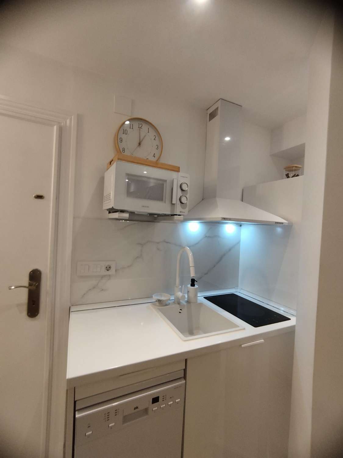 MEDIA TEMPORADA . SE ALQUILA DEL 1.8.26- 30.6.27 BONITO APARTAMENTO REFORMADO A 300 METROS DE LA PLAYA EN BENALMADENA