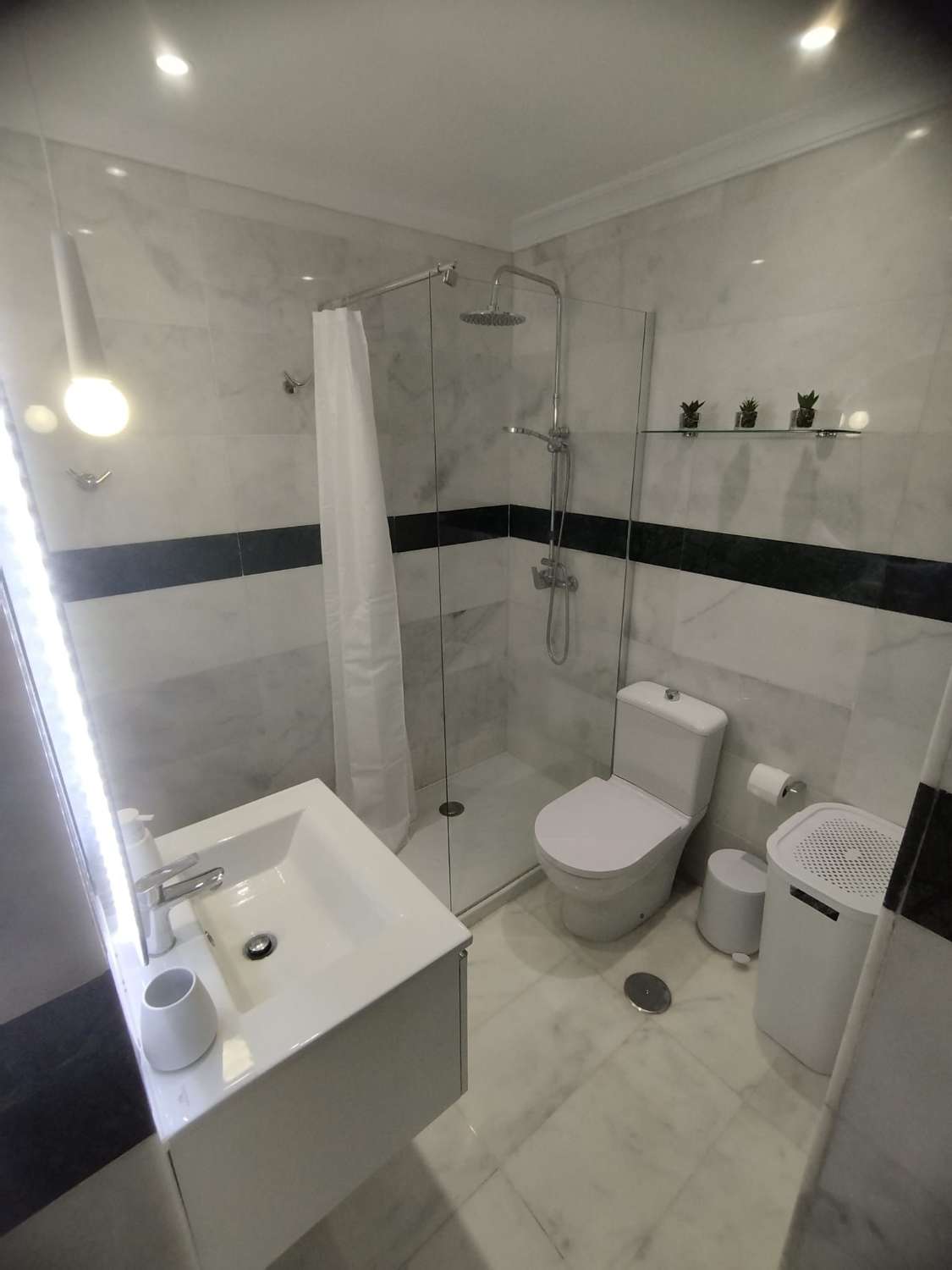 MEDIA TEMPORADA . SE ALQUILA DEL 1.8.26- 30.6.27 BONITO APARTAMENTO REFORMADO A 300 METROS DE LA PLAYA EN BENALMADENA