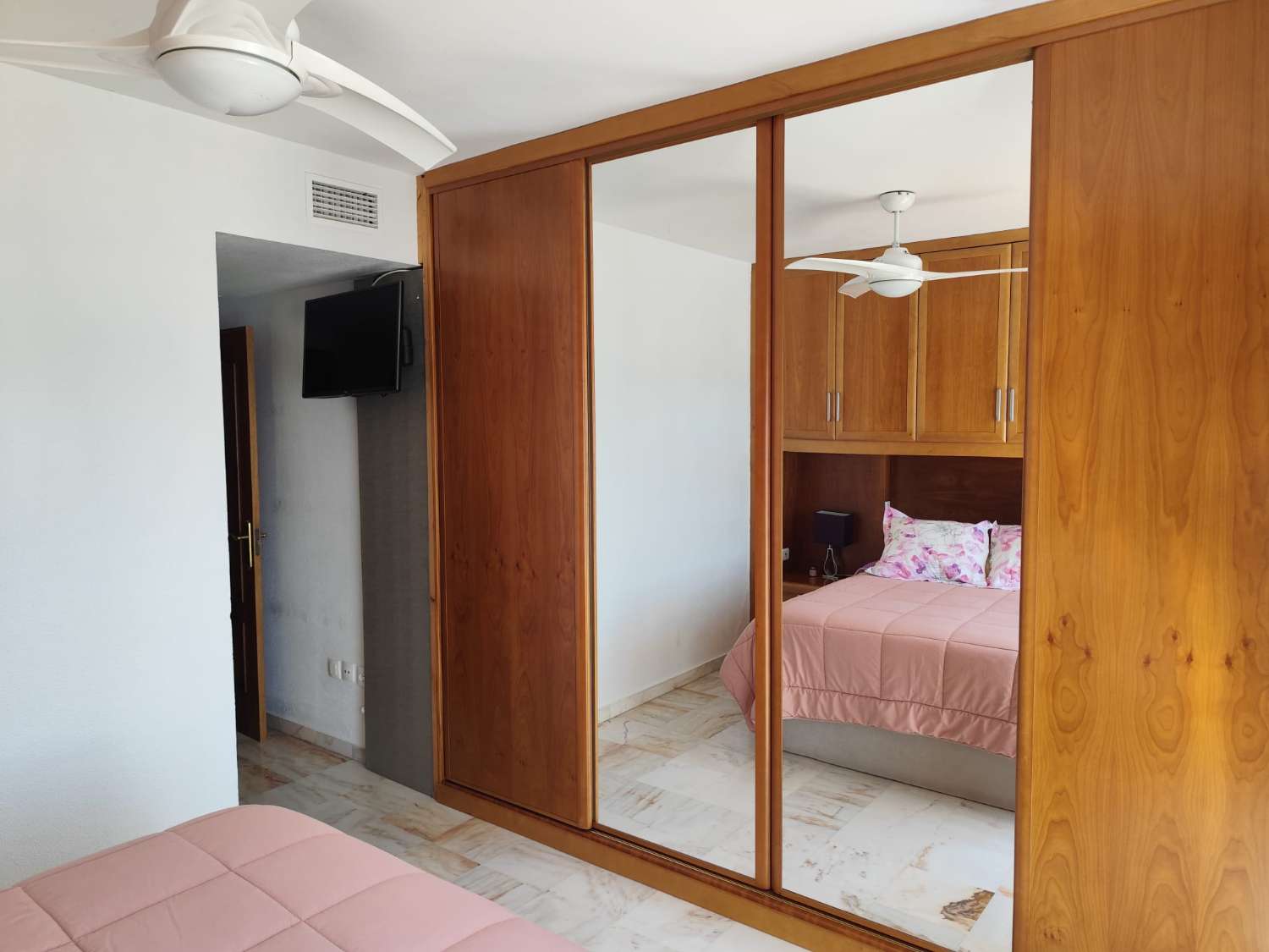 SE VENDE MAGNIFICO APARTAMENTO AMPLIO Y LUMINOSO  CON VISTAS AL MAR EN BENALMADENA PUEBLO