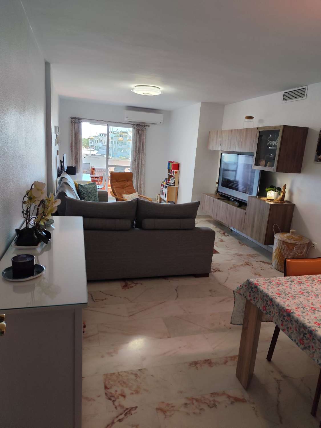 SE VENDE MAGNIFICO APARTAMENTO AMPLIO Y LUMINOSO  CON VISTAS AL MAR EN BENALMADENA PUEBLO