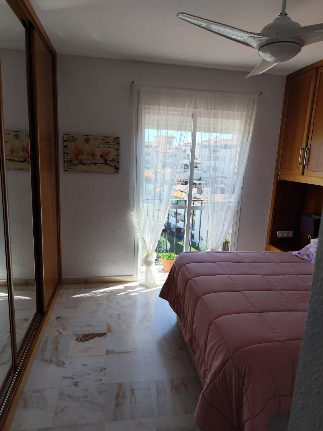 SE VENDE MAGNIFICO APARTAMENTO AMPLIO Y LUMINOSO  CON VISTAS AL MAR EN BENALMADENA PUEBLO