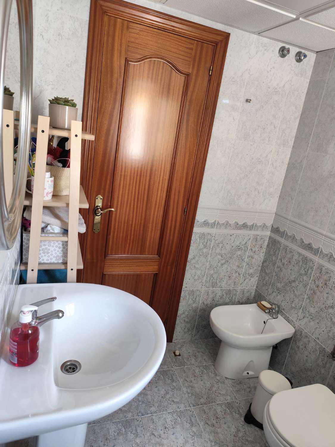 SE VENDE MAGNIFICO APARTAMENTO AMPLIO Y LUMINOSO  CON VISTAS AL MAR EN BENALMADENA PUEBLO