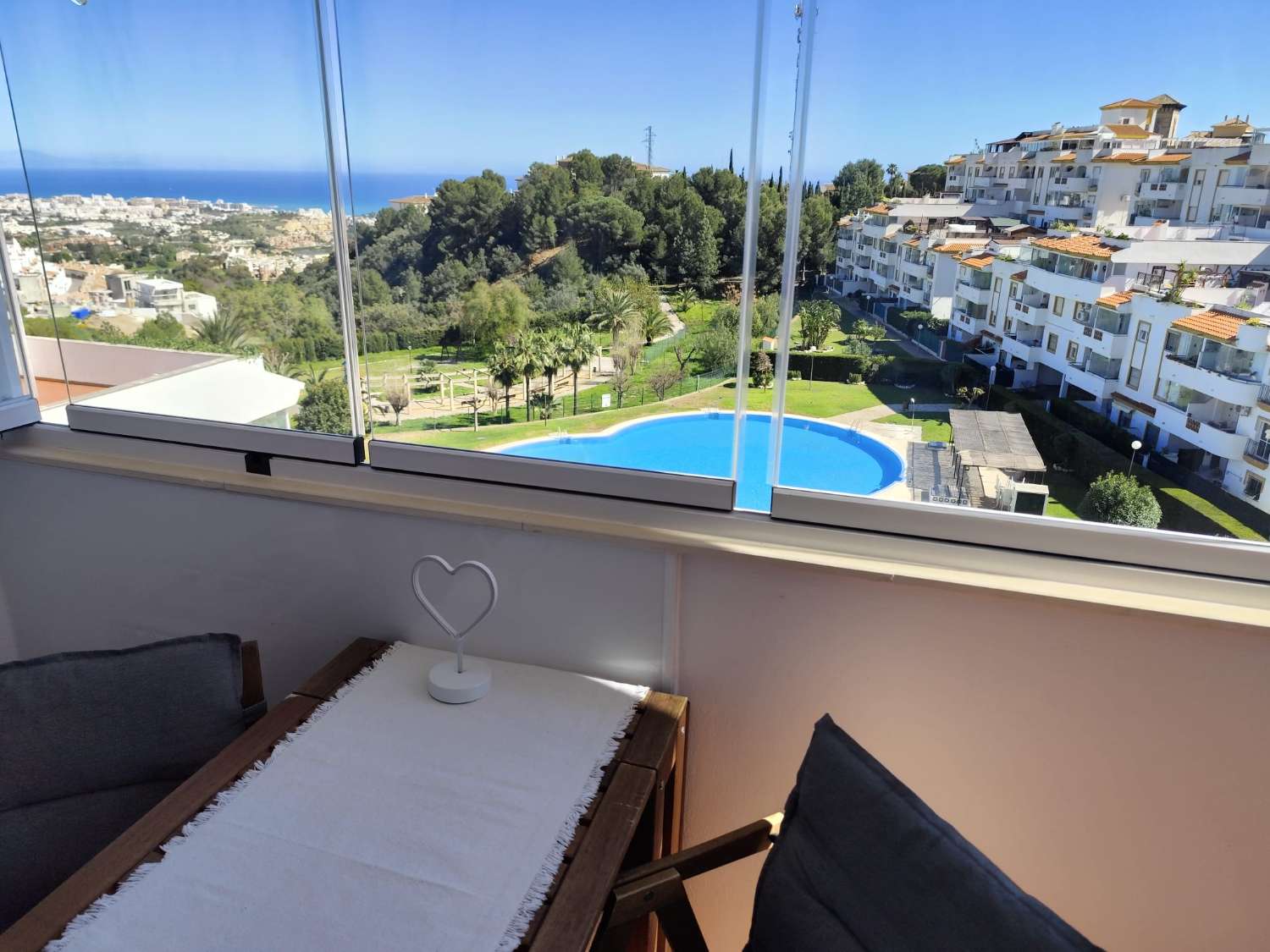 SE VENDE MAGNIFICO APARTAMENTO AMPLIO Y LUMINOSO  CON VISTAS AL MAR EN BENALMADENA PUEBLO