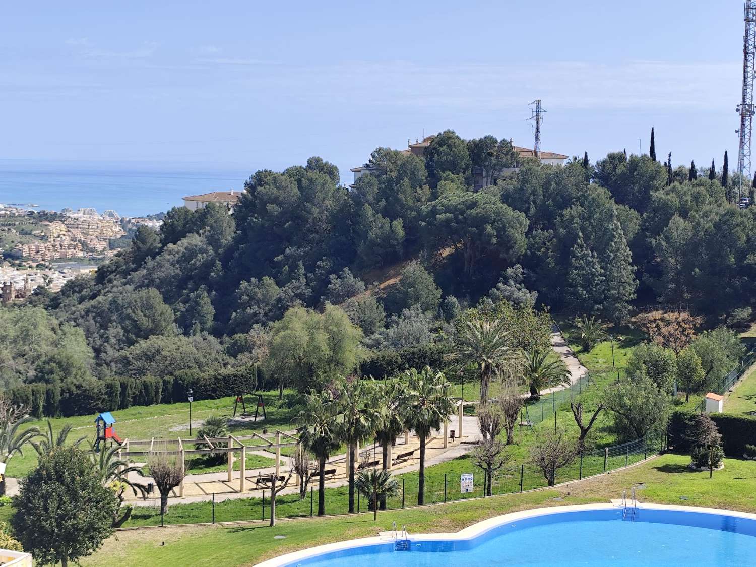 SE VENDE MAGNIFICO APARTAMENTO AMPLIO Y LUMINOSO  CON VISTAS AL MAR EN BENALMADENA PUEBLO