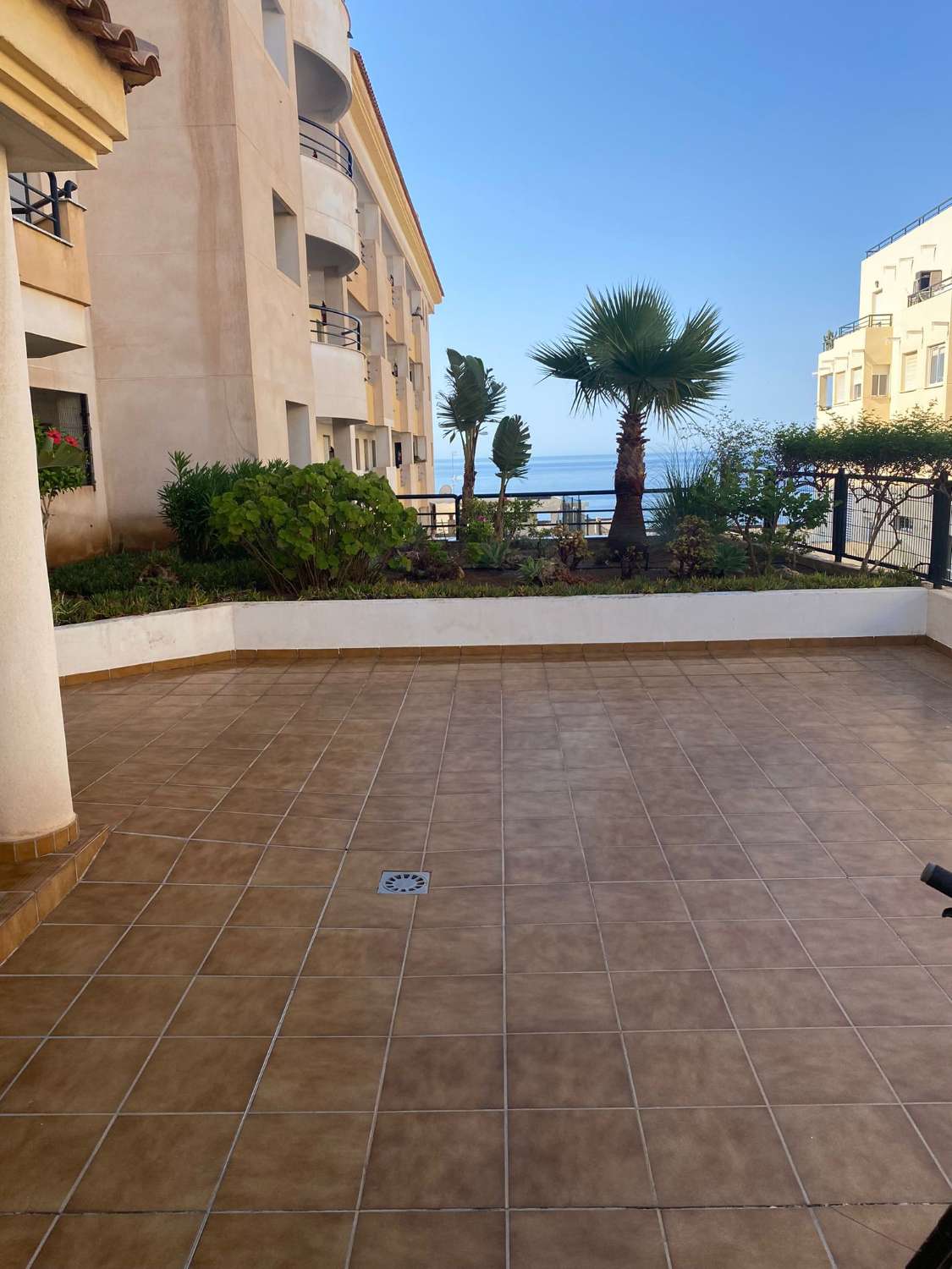 MEDIA TEMPORADA . SE ALQUILA DESDE 01.09.26 HASTA 30.06.27 BONITO APARTAMENTO CON VISTAS AL MAR EN BENALMADENA