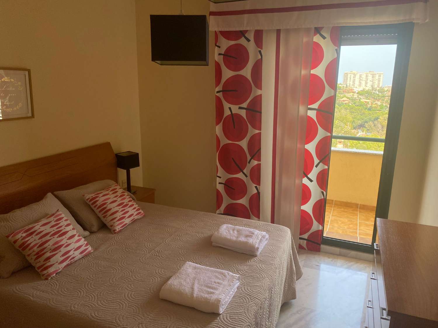 MEDIA TEMPORADA . SE ALQUILA DESDE 01.09.26 HASTA 30.06.27 BONITO APARTAMENTO CON VISTAS AL MAR EN BENALMADENA